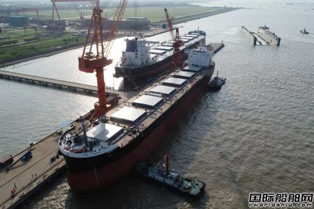 扬子三井首制82000吨散货船滚装下水